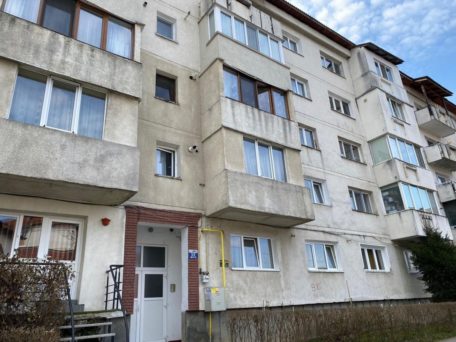 Atenție la balcoanele închise cu termopan: proprietarii ar putea plăti impozit dublu pentru locuință