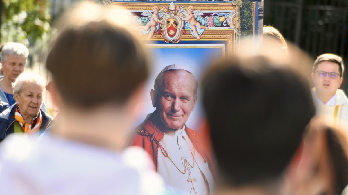 Cum a fost negociată vizita Papei Ioan Paul al II-lea în România: conflictul dintre interesele Bisericii și cele ale națiunii