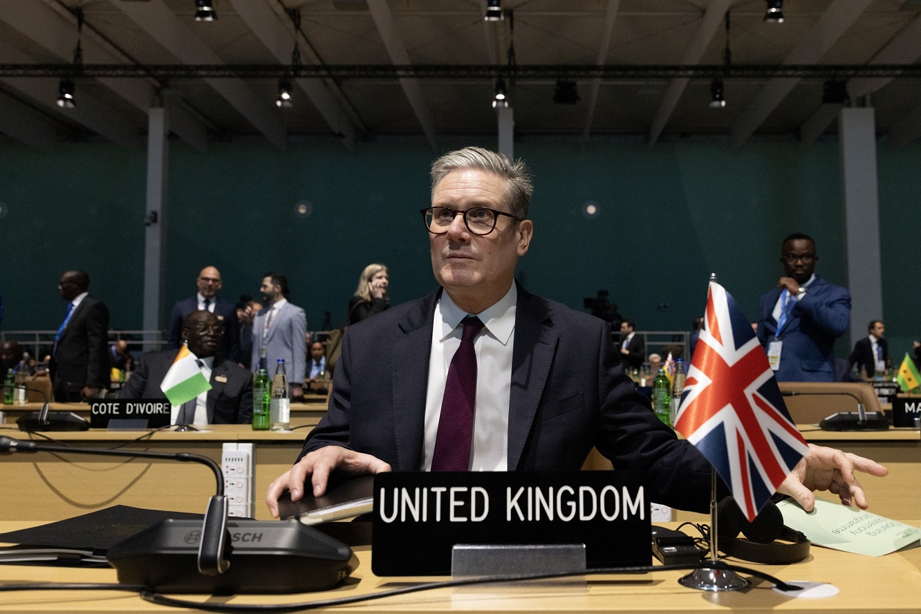 Londra a expulzat un cetățean român implicat în incendierea proprietăților lui Keir Starmer