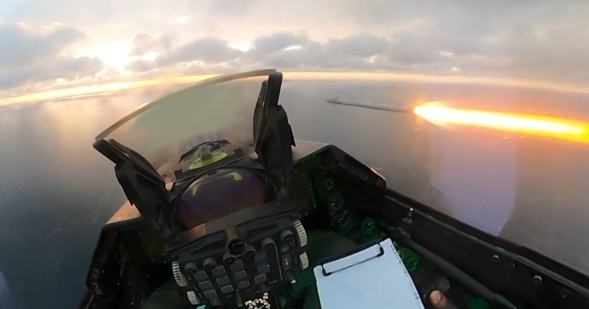 Imagini de la bordul avioanelor F-16 care au doborât două drone deasupra Mării Negre