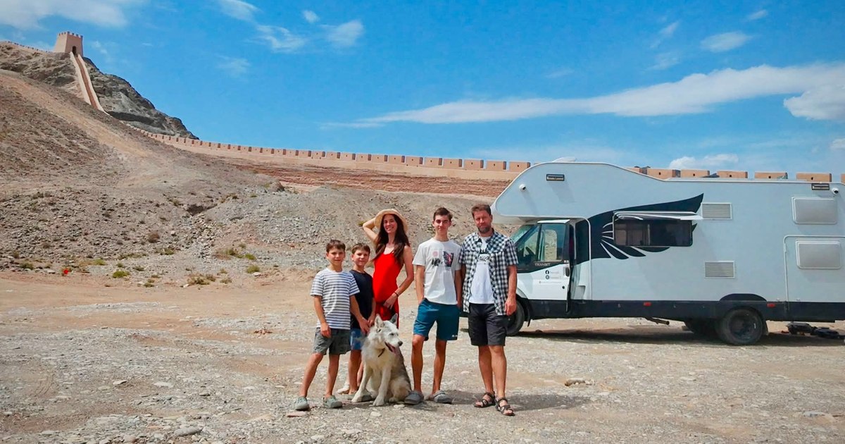 O familie de români a ajuns cu autorulota în Beijing. Aventura a început cu bariere birocratice și Google Translate
