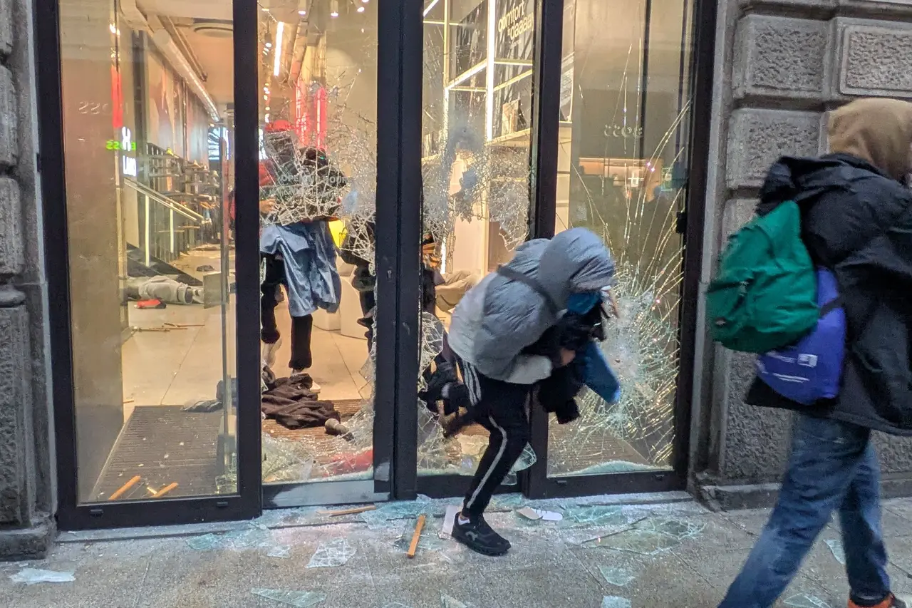 Adolescenți români reținuți de poliția din Milano după violențele din centru