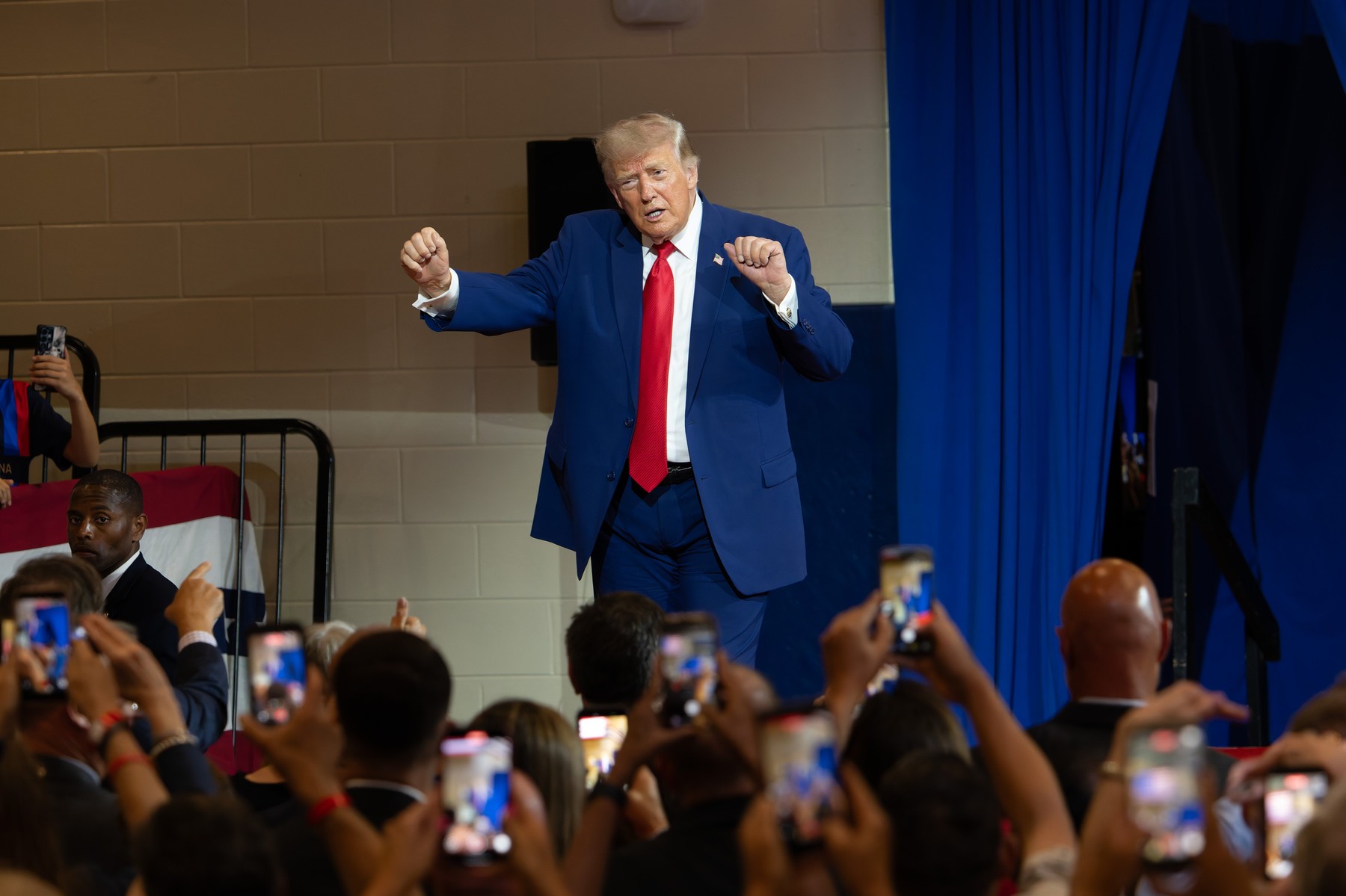 Promisiunea de 5.000 de dolari a lui Donald Trump: un gest neortodox în campania electorală