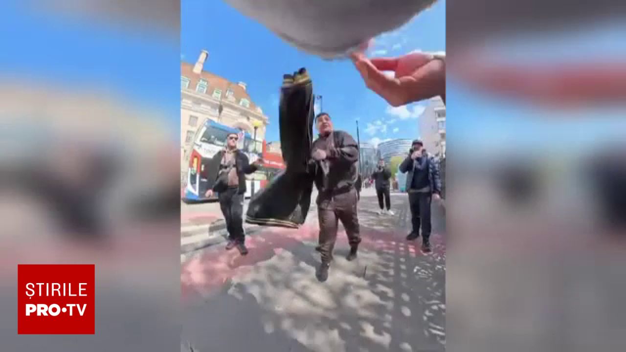 Localnicii din Londra îi alungă pe escrocții care păcălesc turiștii cu jocul alba-neagra