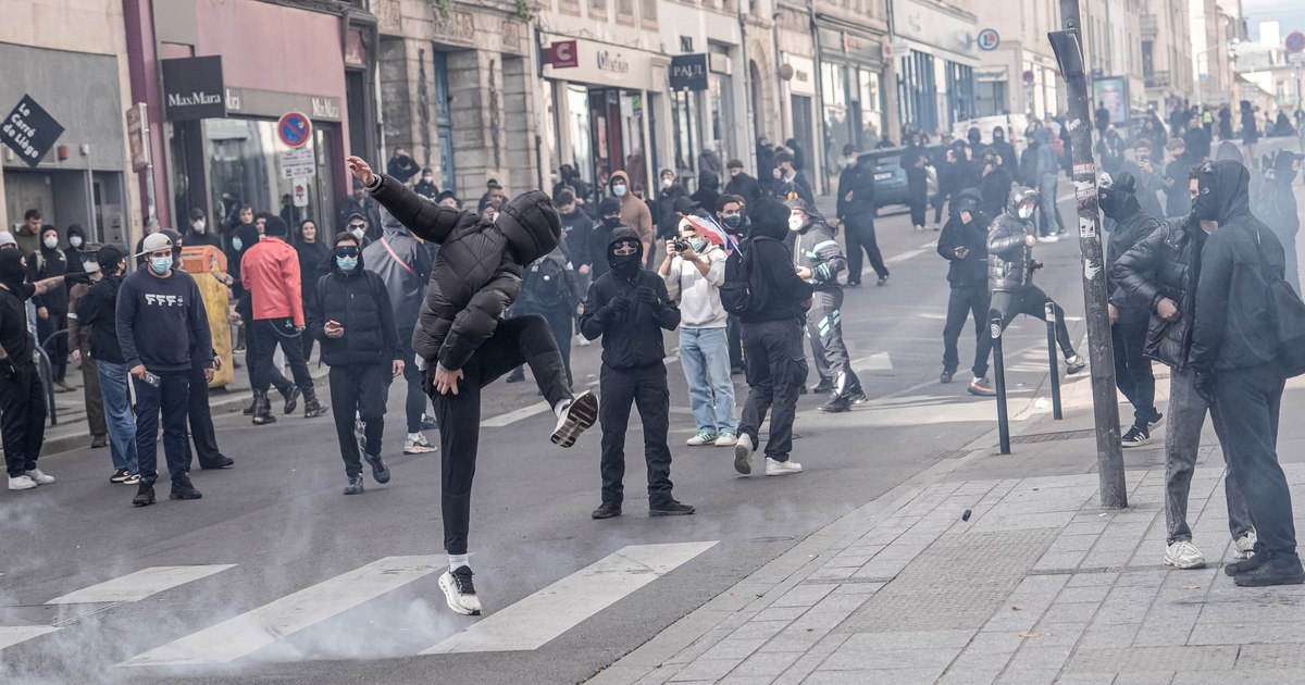 Avertisment pentru românii din Franța: Proteste masive sâmbătă, 24 octombrie. Pot apărea blocaje la transporturi