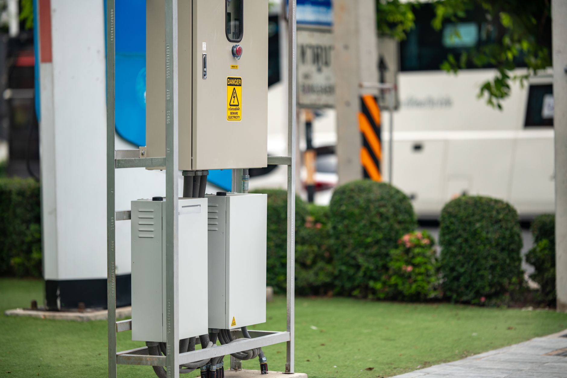 PPC Blue extinde rețeaua de încărcare pentru vehicule electrice prin parteneriate cu Altex și Cometex
