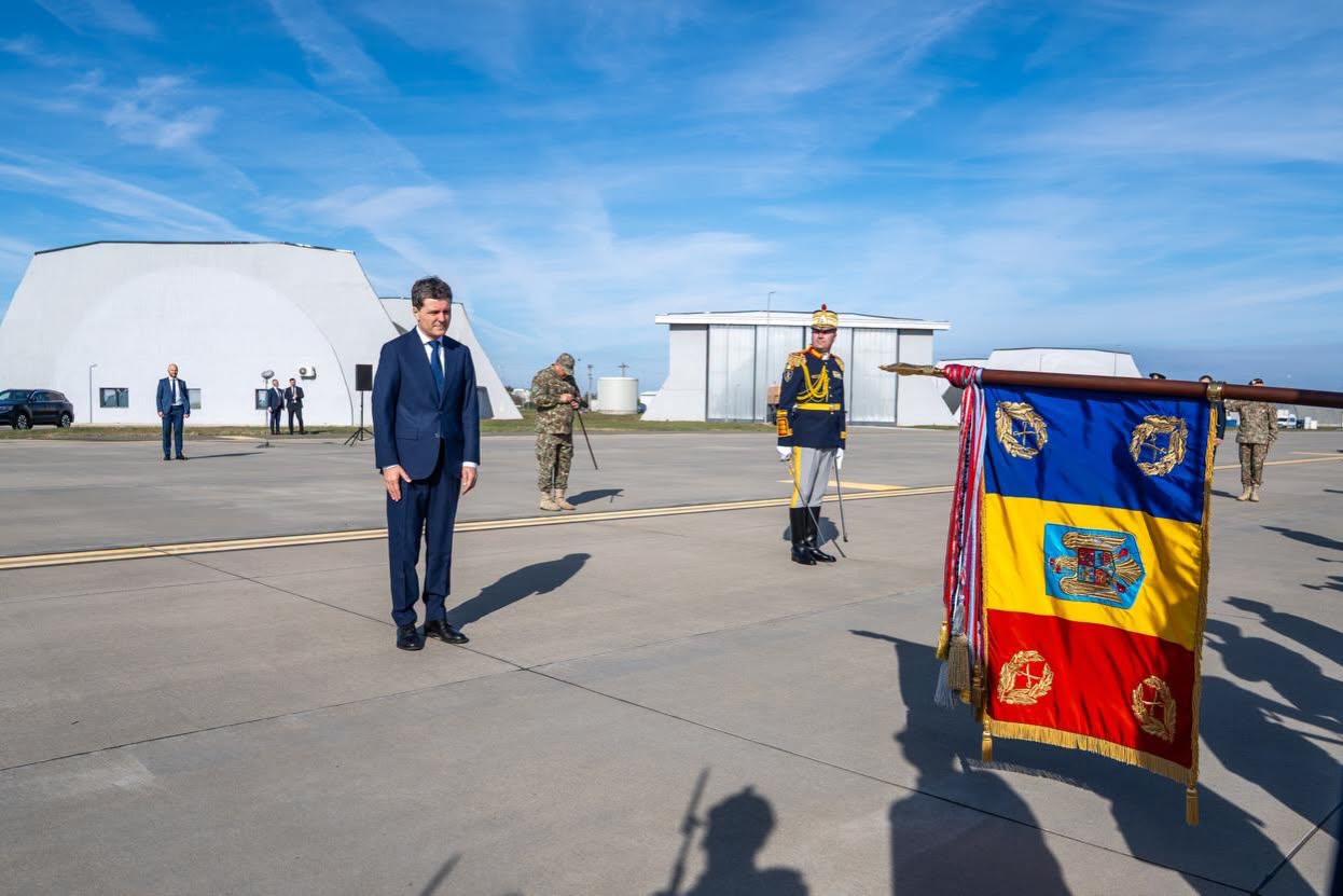 Nicușor Dan a sărbătorit Ziua Armatei Române în Baza 86 Aeriană din Călărași