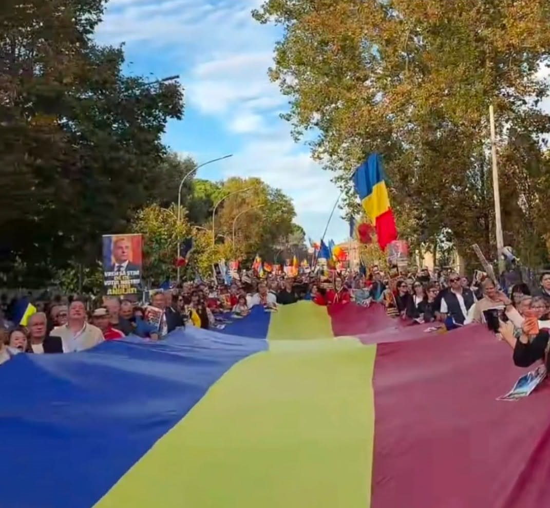 Mii de români au manifestat în Roma pentru eliberarea lui Călin Georgescu