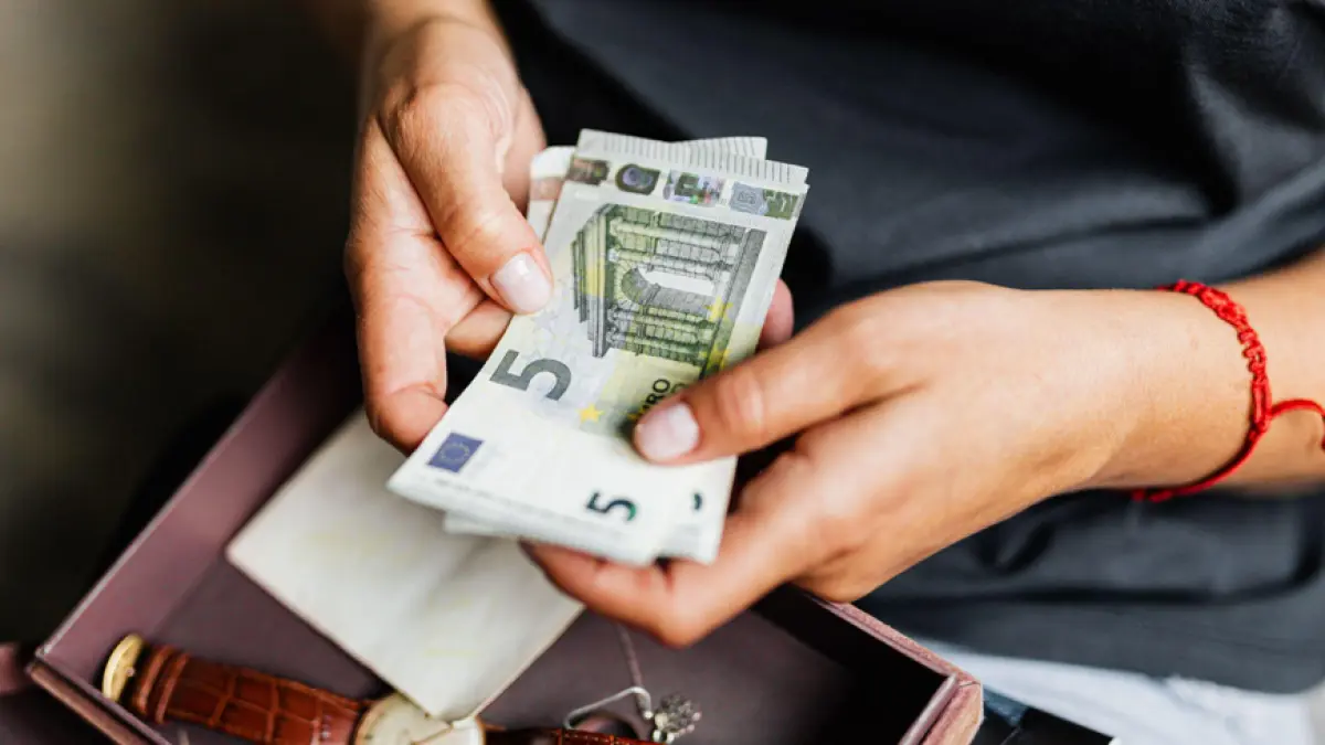 Impactul fluctuațiilor valutare asupra bugetelor românilor și al tranzacțiilor majore