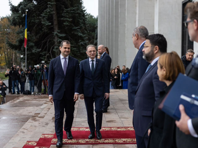 Premierul Luca Niculescu a vizitat Chișinăul în prima sa deplasare externă: accent pe investiții și energie