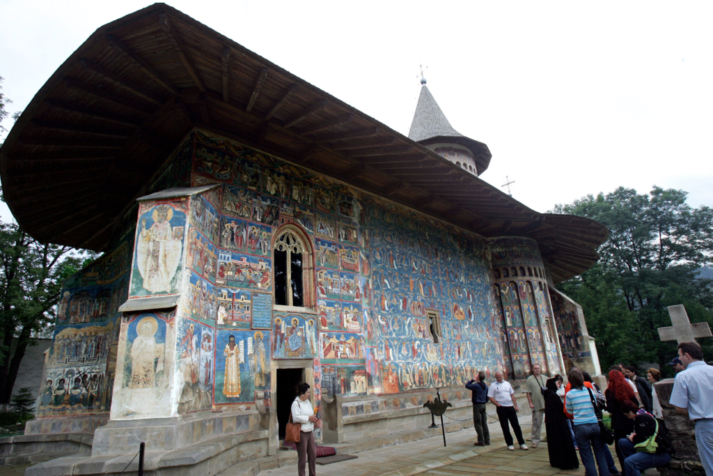 Un preot român din Italia a organizat o excursie de 1.300 km prin România pentru credincioșii săi