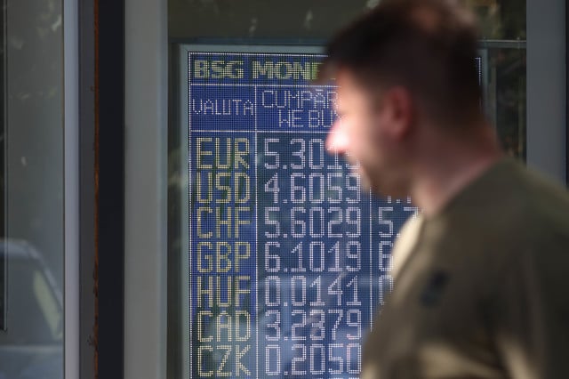 Cursul valutar BNR: Moneda euro scade, în timp ce dolarul și lira sterlină sunt în creștere față de leu