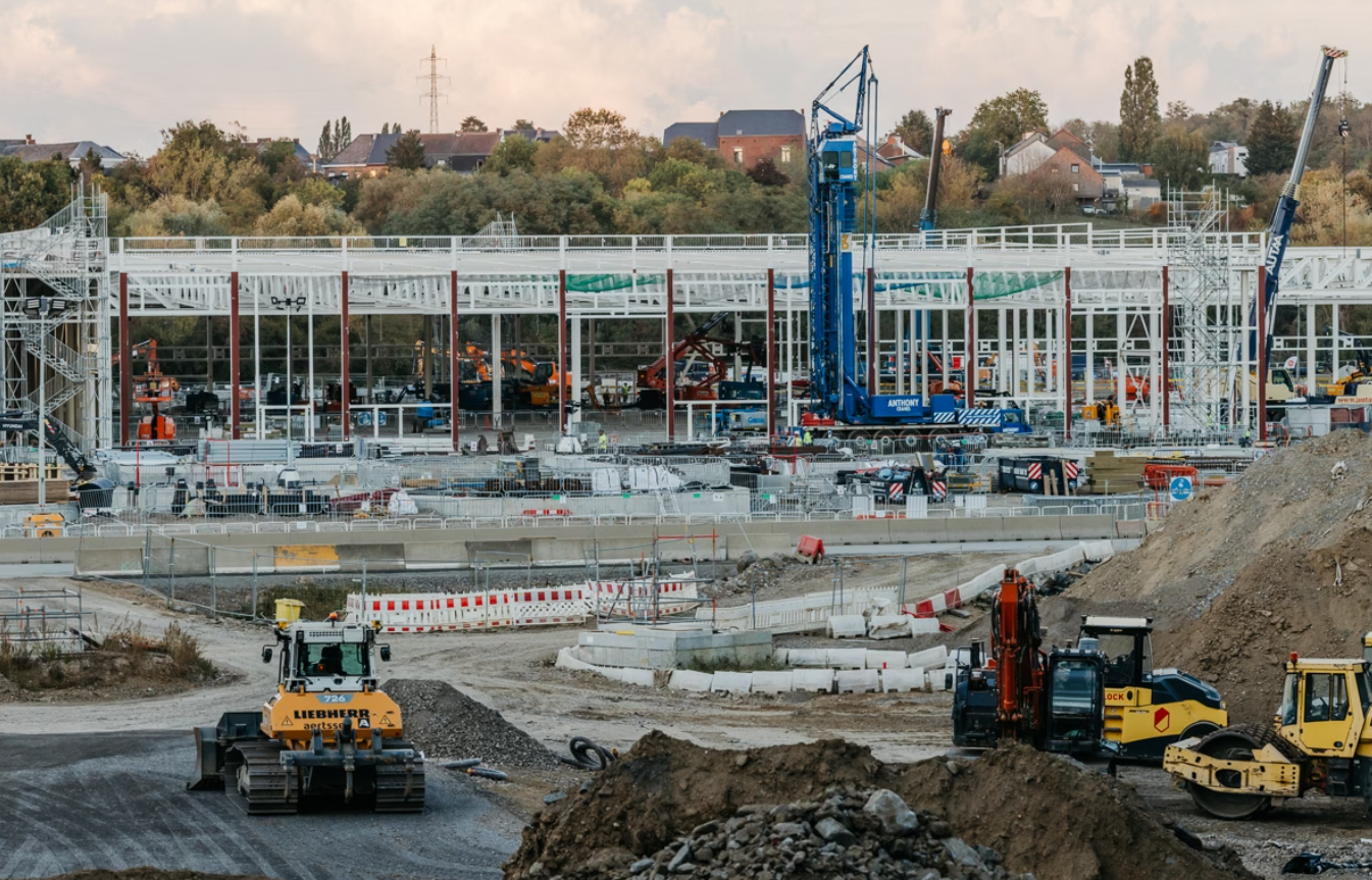 Abuzuri grave pe șantierele giganților tech: muncitori români electrocutați și expuși la boli în Europa
