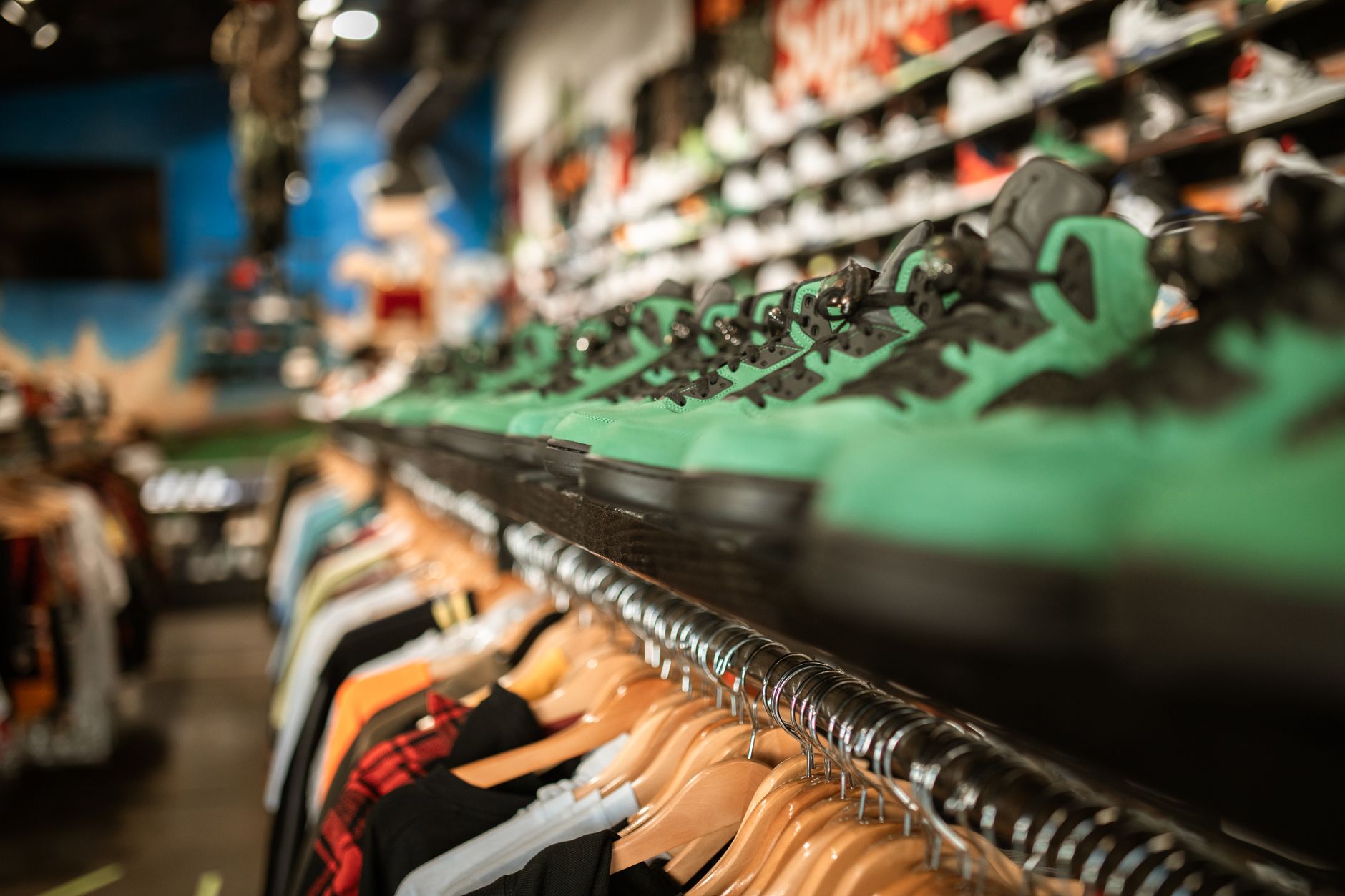 True to Sole deschide magazin fizic în București: angajează consultanți pentru produse de lux și ediții limitate
