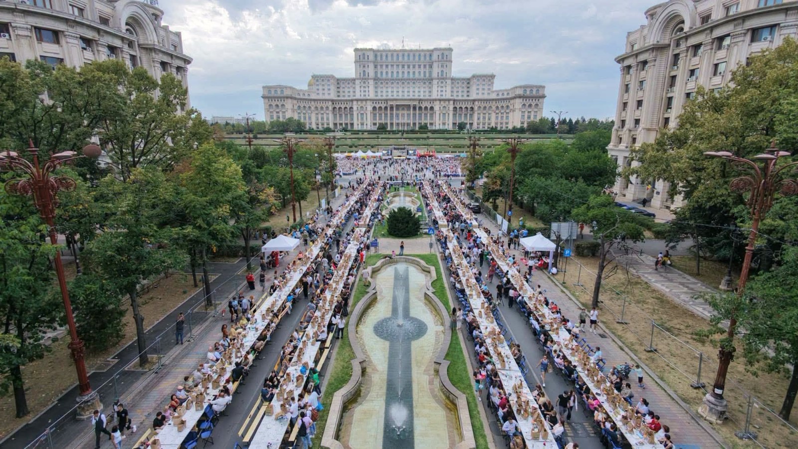 Bucureștiul, un oraș sufragerie? Primarul Ciprian Ciucu a anunțat record mondial în Piața Constituției