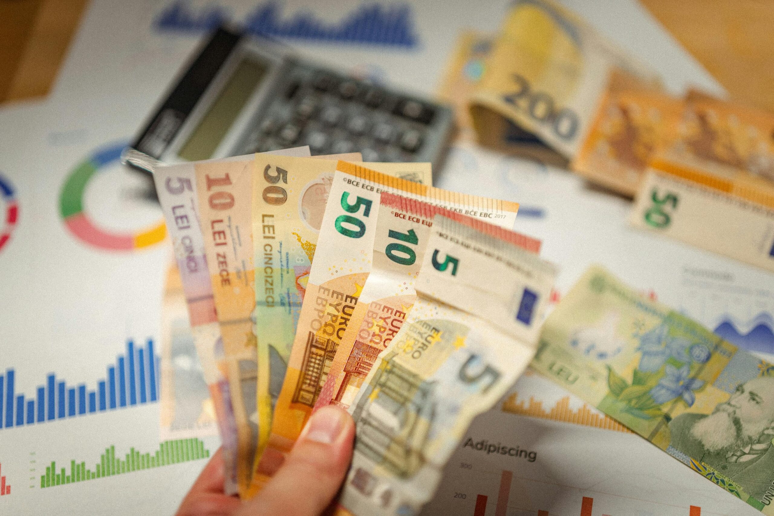 Euro a atins un nou record istoric față de leu în contextul instabilității politice din România