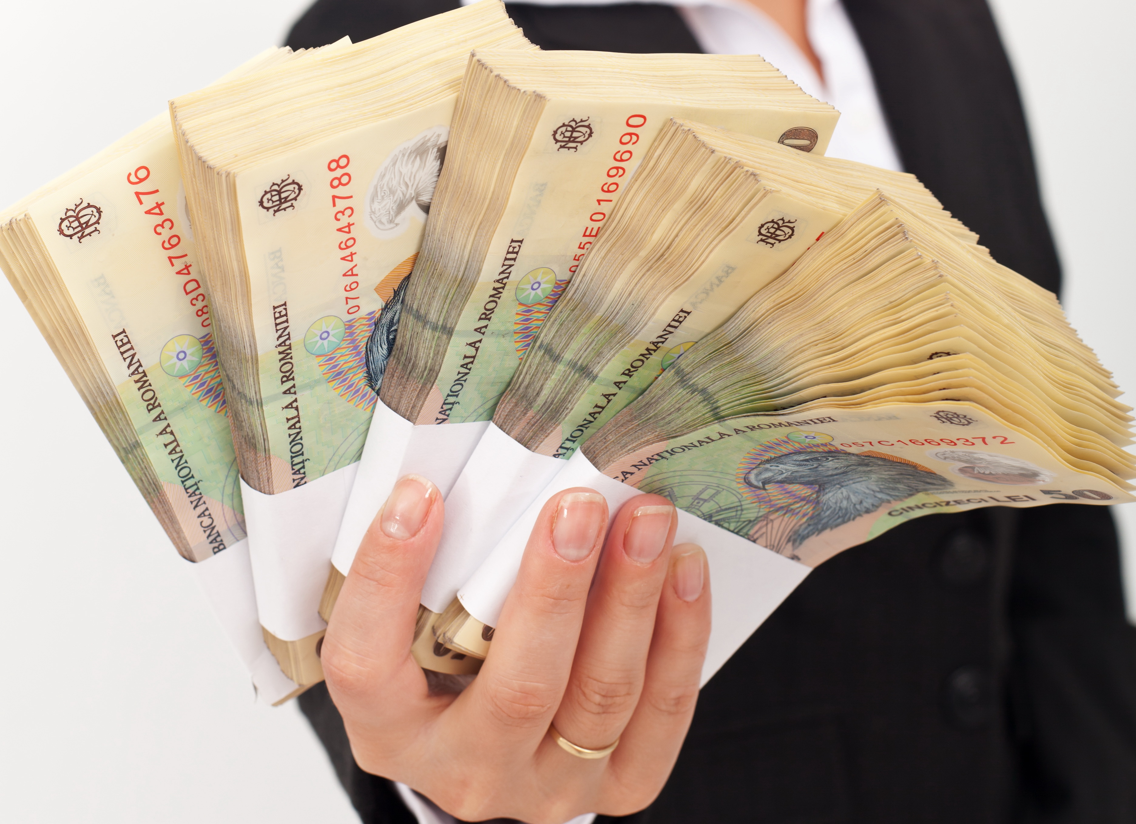 Salarii masive în topul companiilor de stat: cel mai bine plătit executiv încasează peste 14.000 de euro net