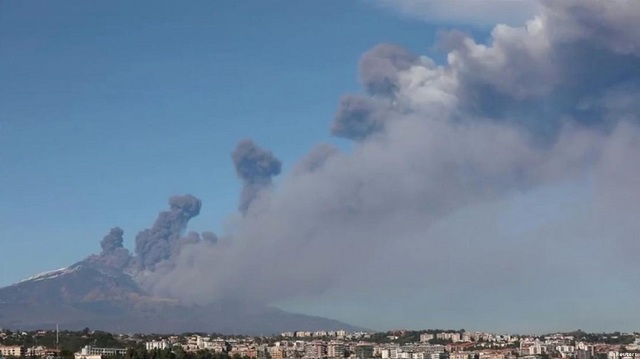 Avertisment MAE: Traficul aerian pe Aeroportul Catania este suspendat din cauza erupției vulcanului Etna