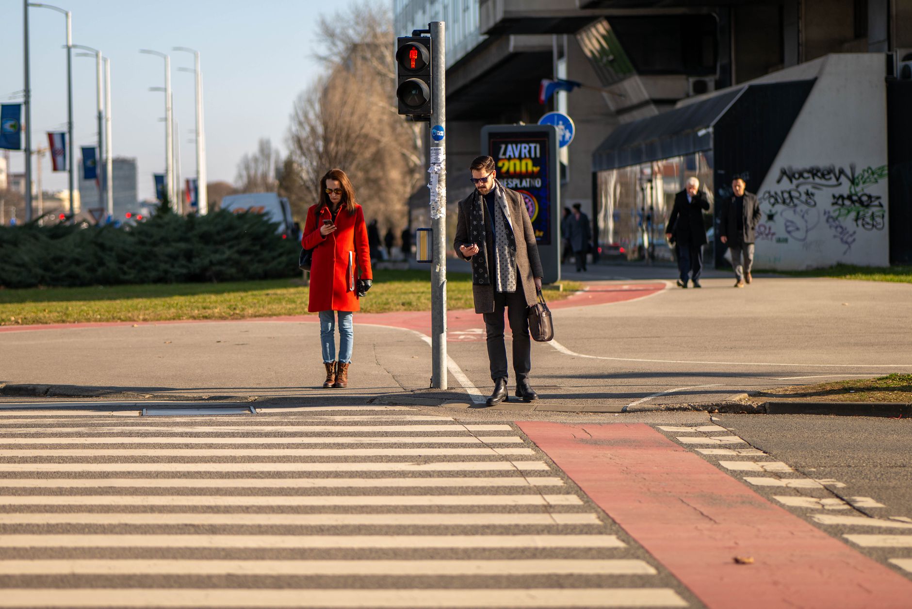 Italia pregătește sancțiuni pentru pietonii care folosesc telefonul în timpul traversării străzii