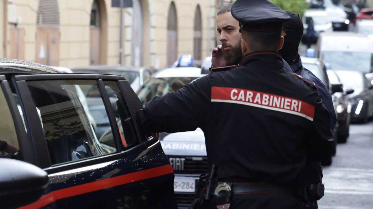 Un român a fost raportat la poliția din Italia după ce a lăsat o fetiță de 7 ani în mașină, în soare, timp de o oră