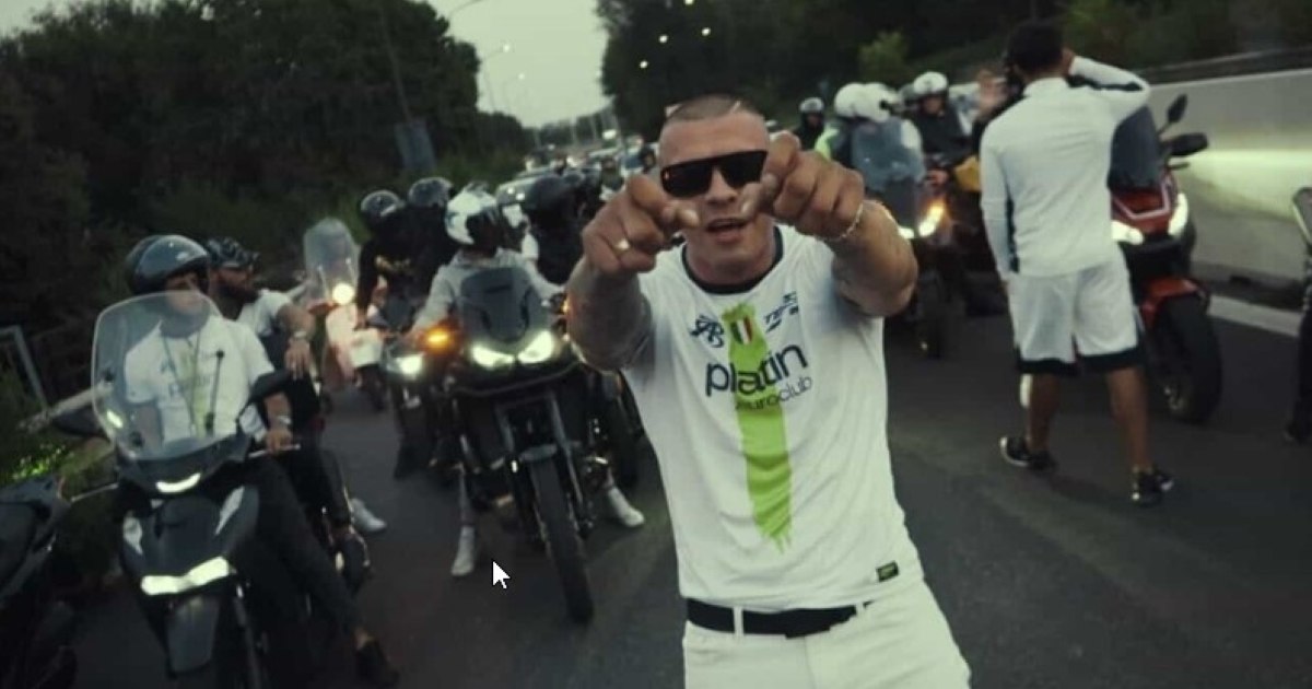 Un trapper moldovean a fost expulzat din Italia după ce a blocat traficul pe o autostradă pentru un videoclip