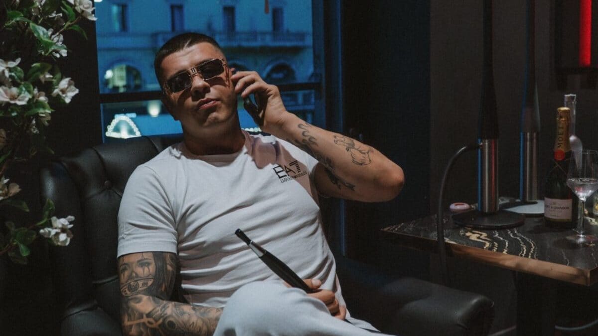 Rapperul Bratan a fost expulzat din Italia după ce a blocat o autostradă pentru un videoclip