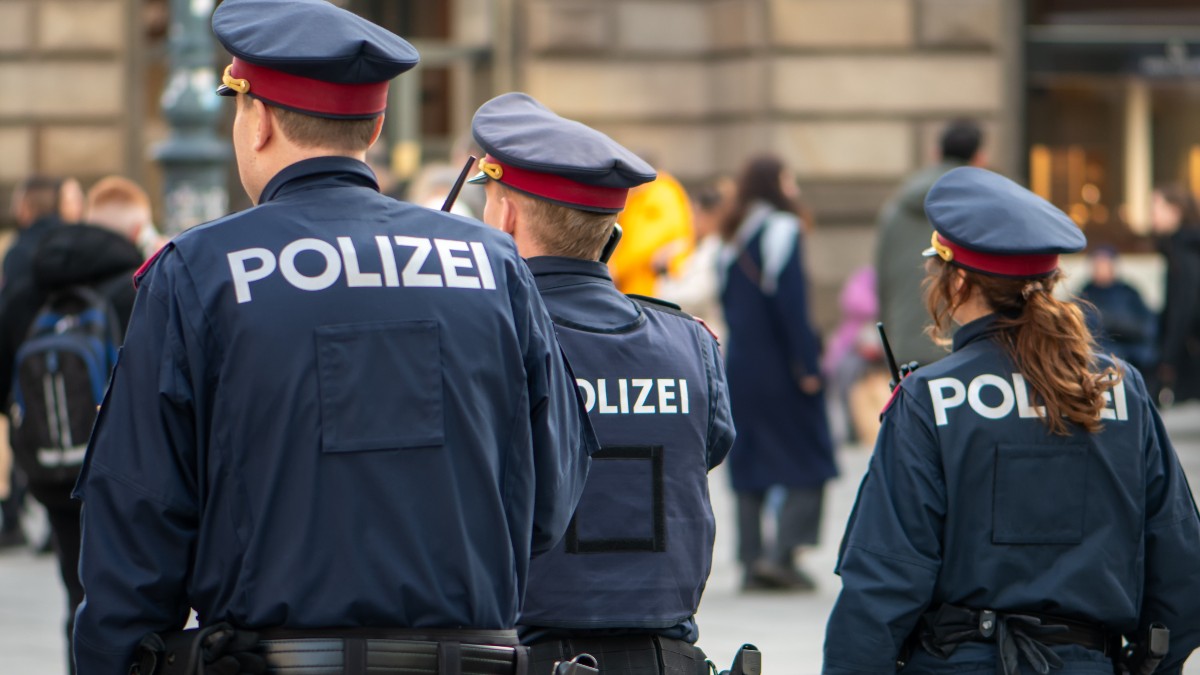 Un român a atacat polițiștii cu o bară de fier în Viena, după ce acesta solicitase ajutorul lor