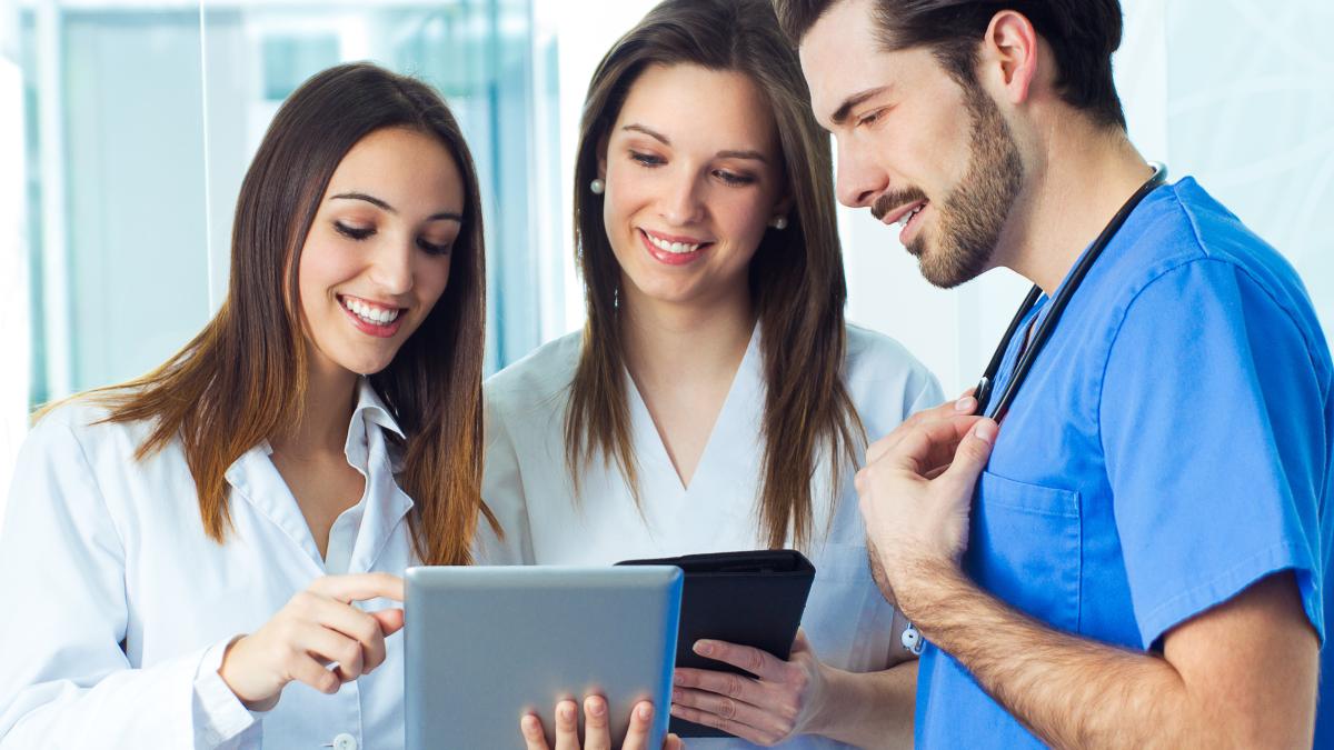 Medicii români au reușit să își consolideze reputația în Spania, conform unui specialist