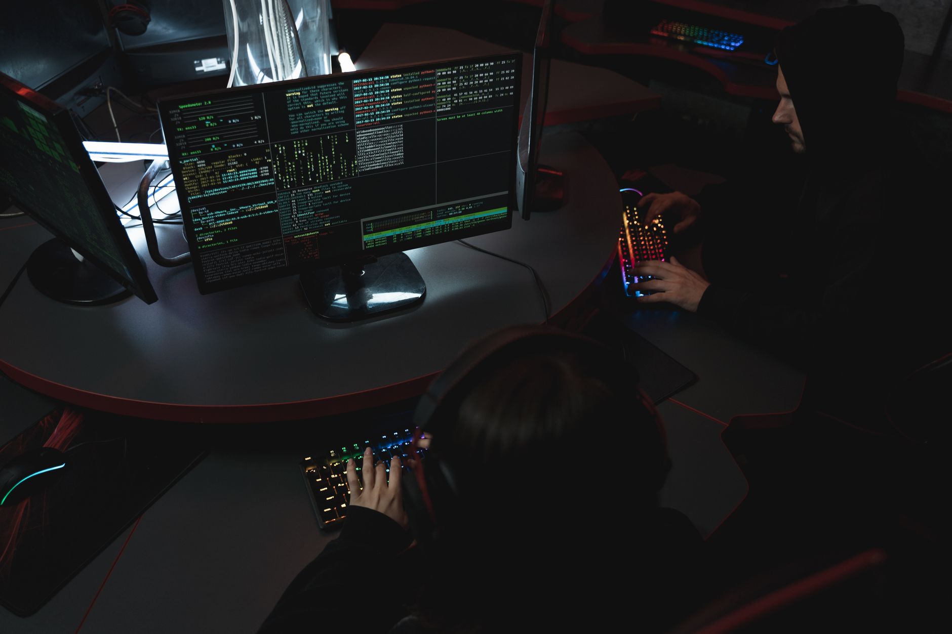 Adolescent român de 16 ani, suspectat că coordona gruparea de hackeri KillSec