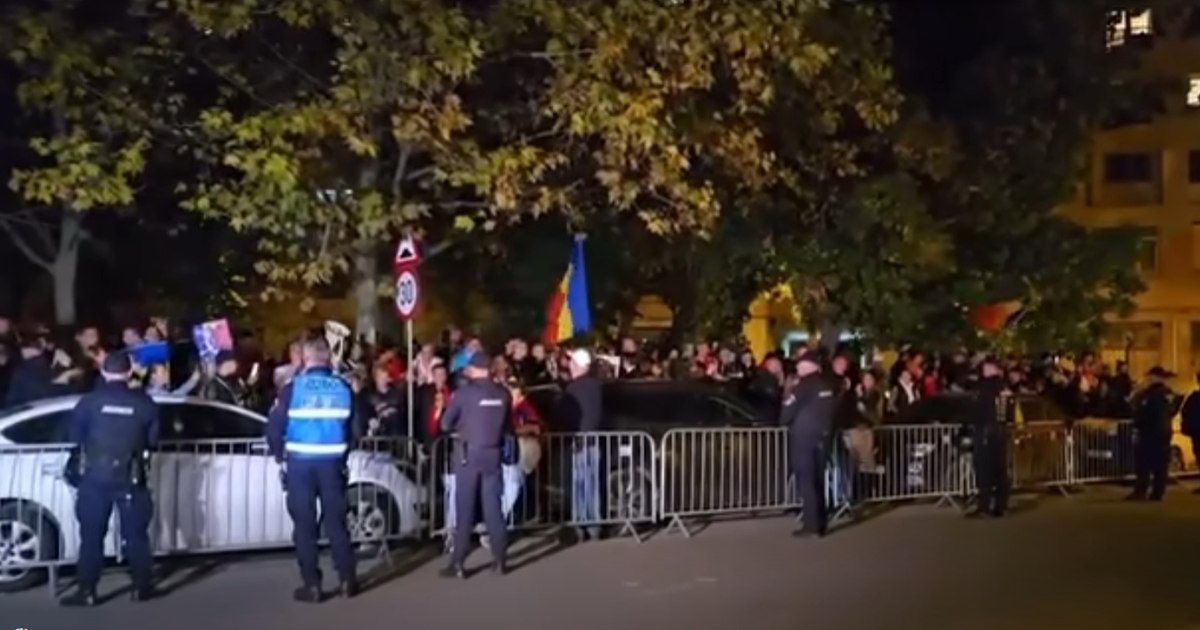 Marea mobilizare a susținătorilor lui Călin Georgescu în fața Arestului Central și în diaspora