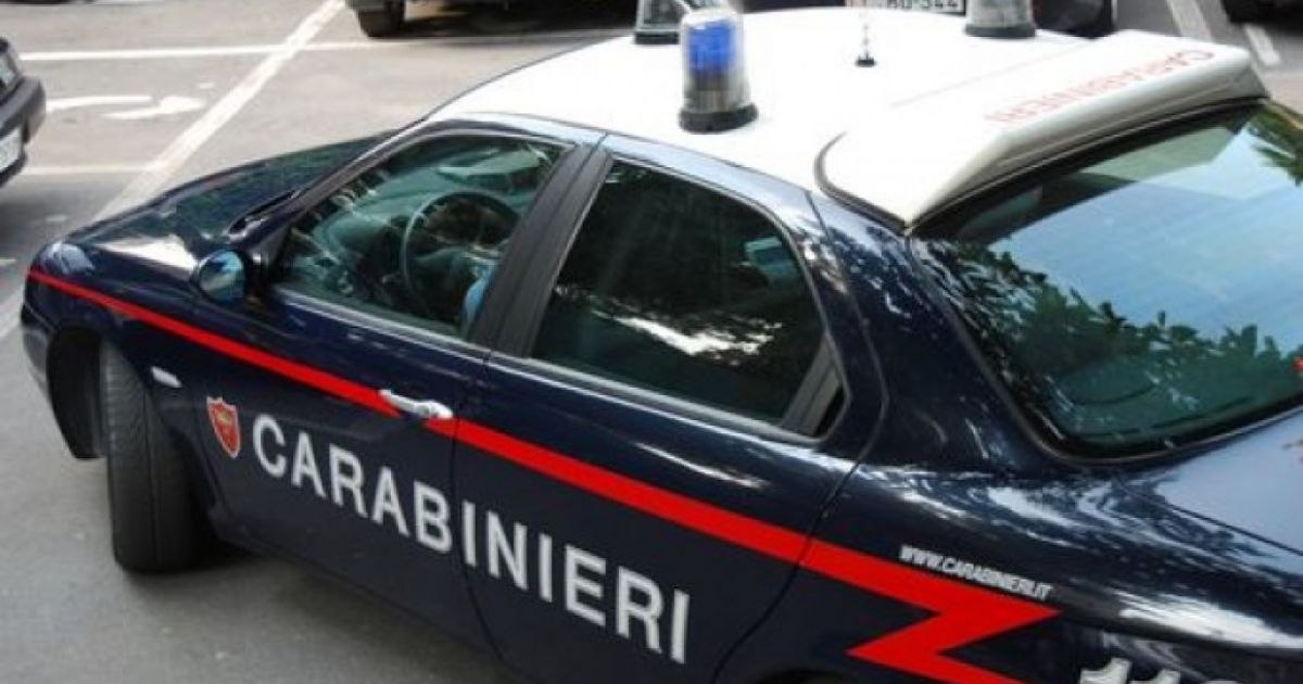 Român în fugă prin Italia: a furat mașini, a atacat femei și a lovit un polițist cu autoturismul