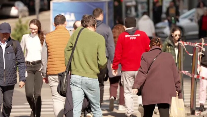 Românii sunt mai îngrijorați de sărăcie și scăderea nivelului de trai decât media europeană