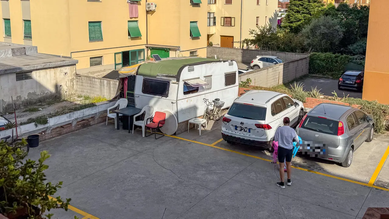 Un român locuiește de trei ani într-o rulotă în Toscana și provoacă diviziuni în comunitate