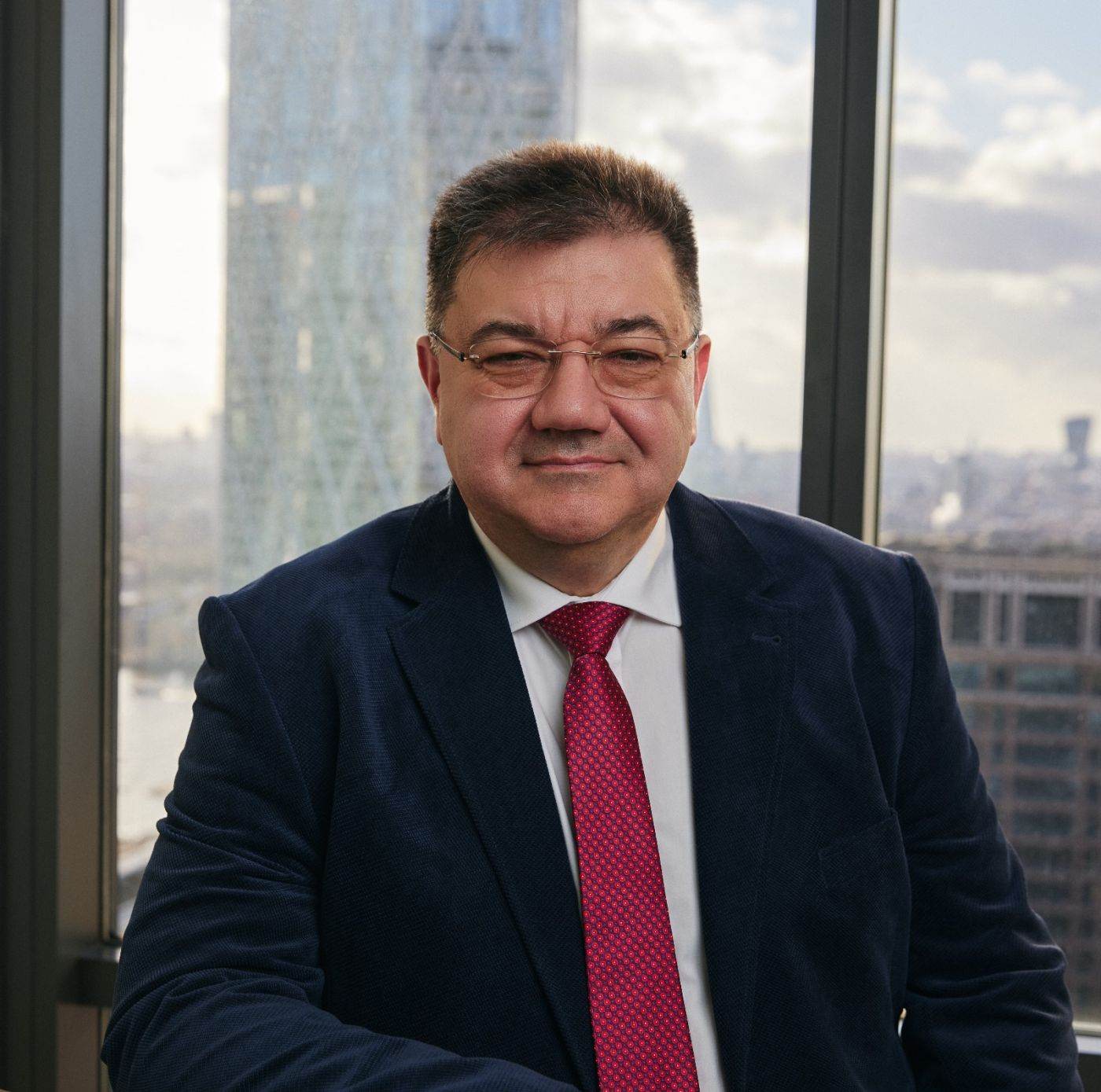 Incertitudinea politică din Europa și Franța slăbește leul și euro în fața dolarului