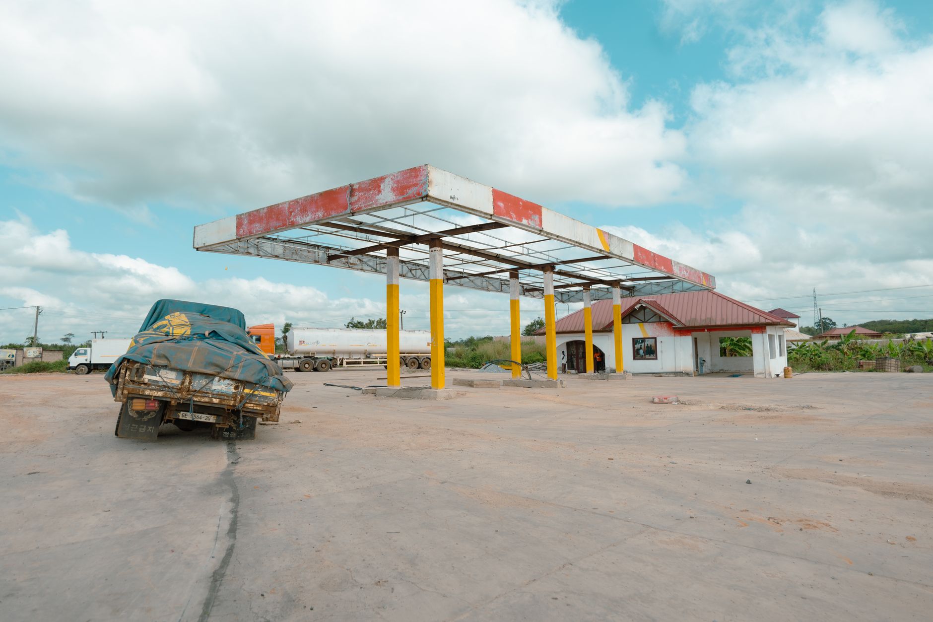Trafic blocat pe Valea Oltului după ce un autocamion a lovit o pompă de carburant în Călimănești
