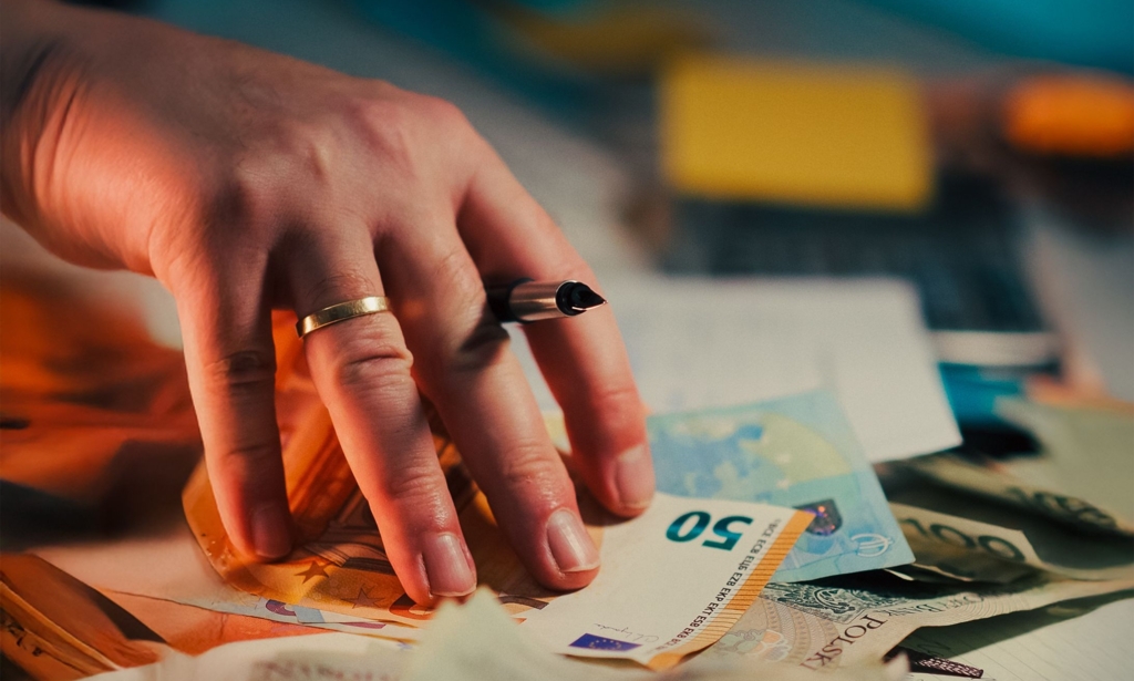 ANAF va trimite notificări detaliate contribuabililor care încasează bani din comerțul online fără factură