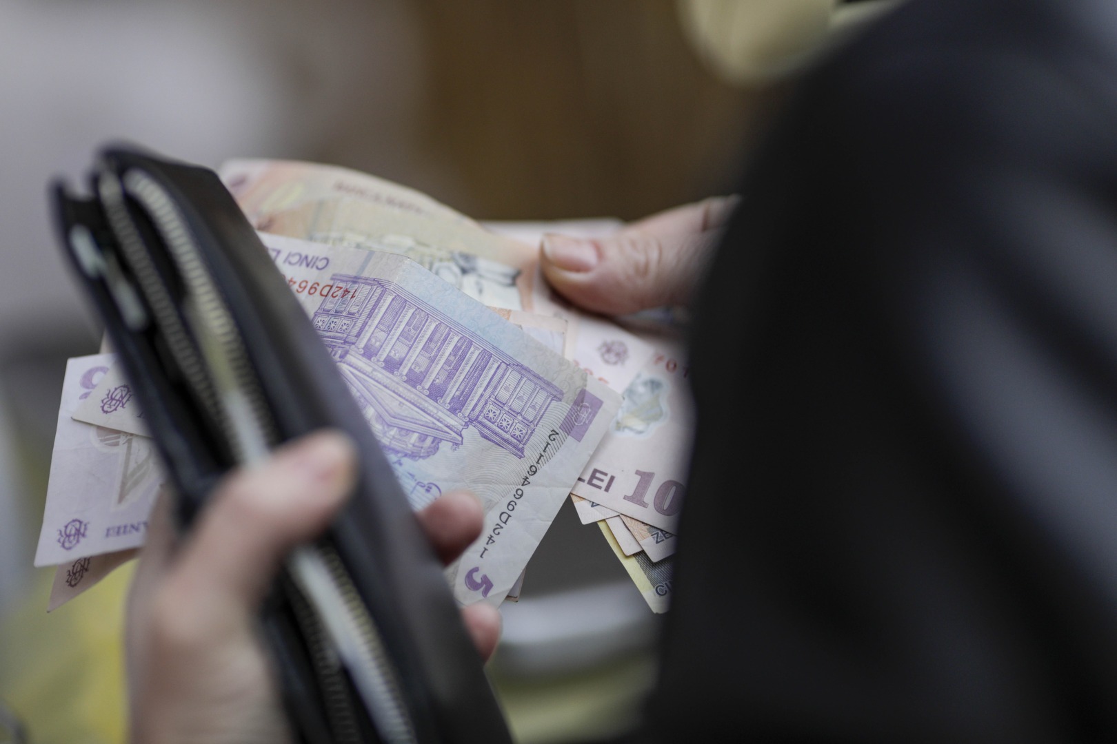 Studiu: Majoritatea românilor nu au un plan financiar pentru anul viitor, iar mulți rămân fără bani