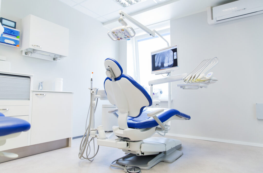 Numărul excesiv de medici stomatologi în România este principala problemă a profesiei, avertizează CMSR