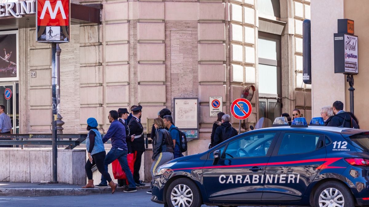 Româncă și un copil de doi ani au fost jafuiți în metroul din Milano: agresorii au folosit un gest de ajutor pentru a ataca