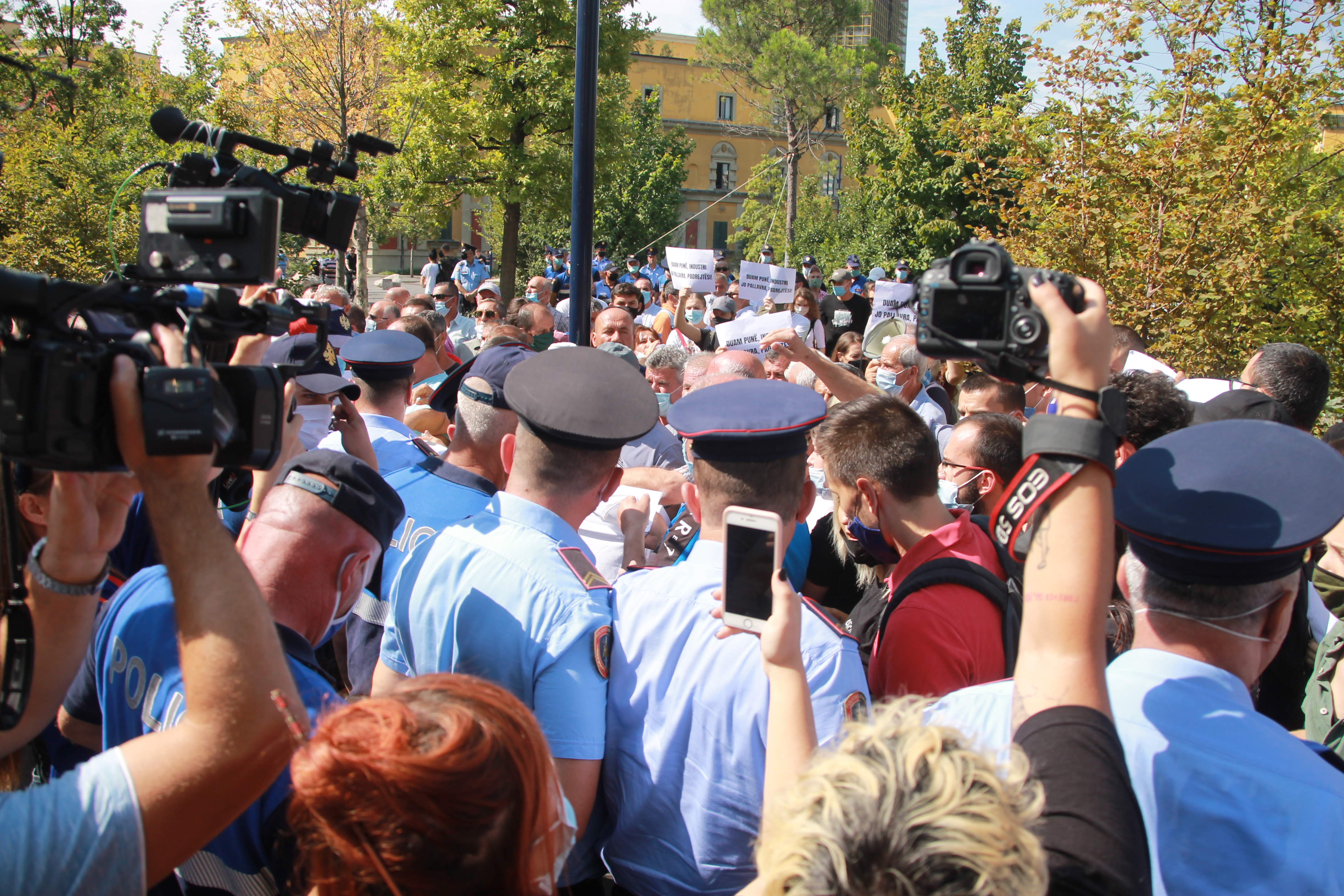 Miting în cadrul IAR: Salariații protestează împotriva creșterii indemnizațiilor conducerii și a întârzierilor salariale