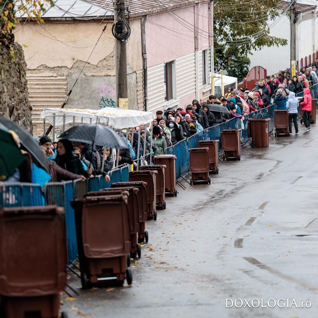 Peste 10.000 de pelerini stau la rând în ploaie la Catedrala Mitropolitană din Iași