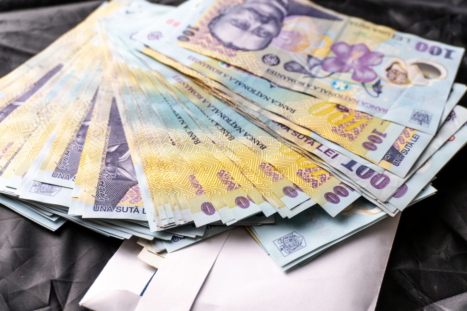 Salariul mediu în România a scăzut în august la 5.688 de lei, sub rata inflației