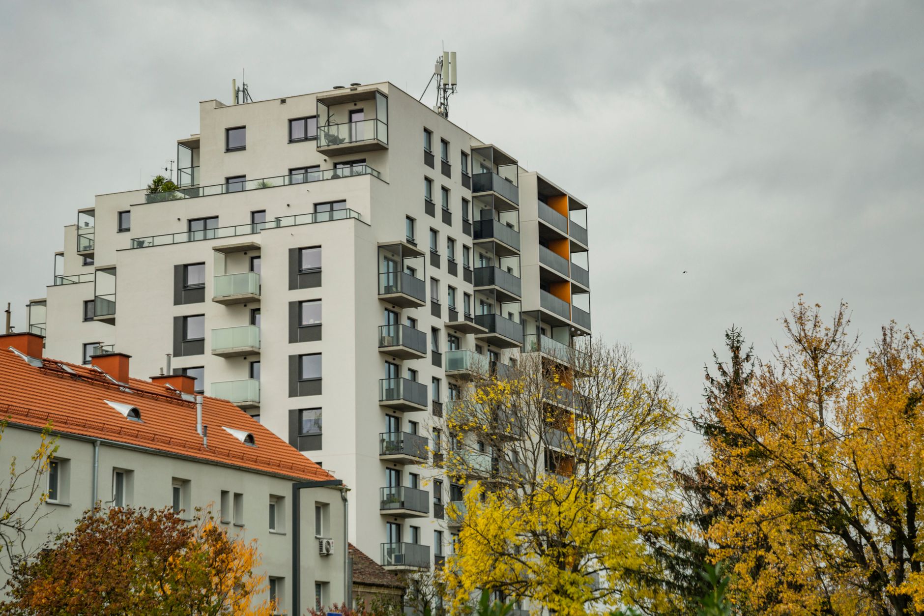 Cursul euro pune presiune pe piața imobiliară din România. Locuințele devin mai scumpe în marile orașe