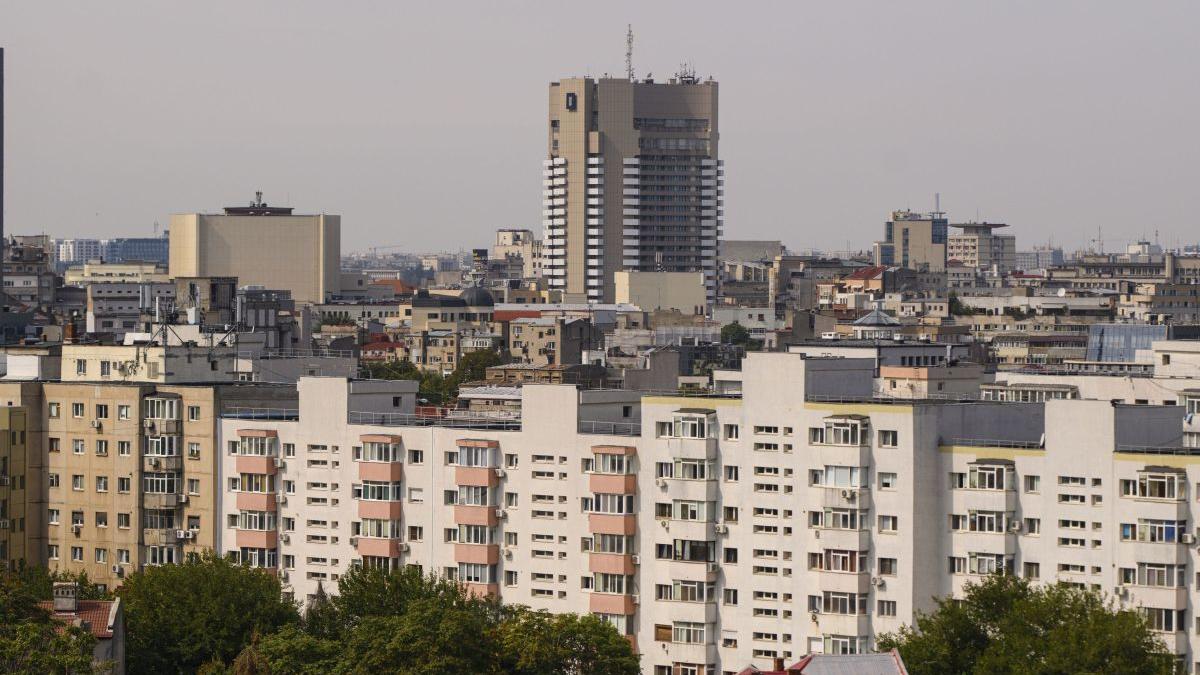 Amenzi și impozit dublu pentru proprietarii care închid balcoanele fără acte. Noi reguli CATUC